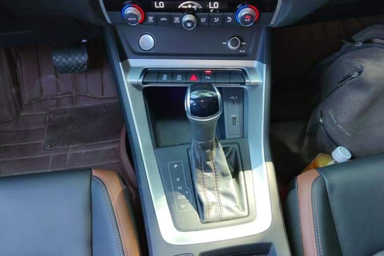 Used Audi Q3 2020 40 TFSI Fashionable and Elegant Model Gear Lever