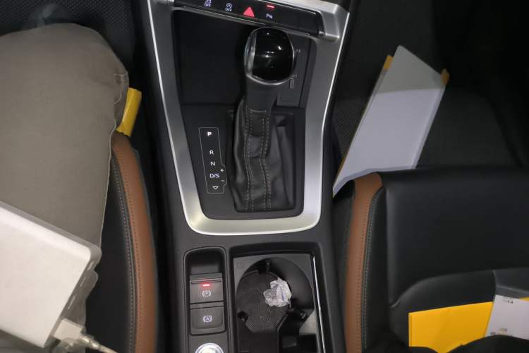 Used Audi Q3 2020 35 TFSI Fashionable and Elegant Model Gear Lever