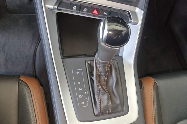 Used Audi Q3 2020 35 TFSI Fashionable and Elegant Model Gear Lever