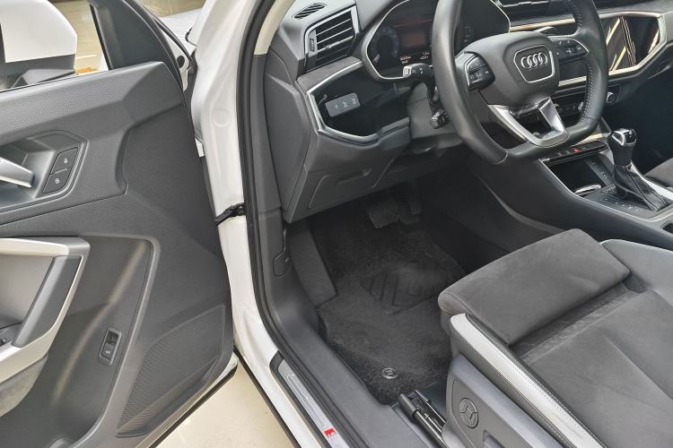 Used Audi Q3 2020 35 TFSI Fashion Dynamic Model Interior 6
