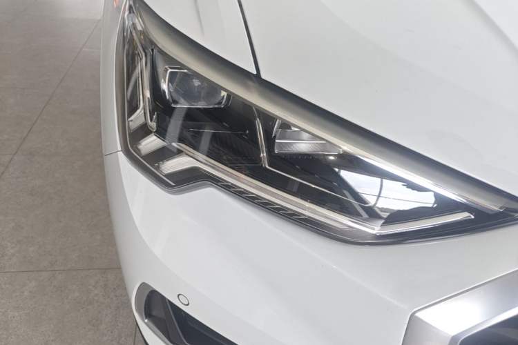 Used Audi Q3 2020 35 TFSI Fashionable and Elegant Model Right Front Headlight