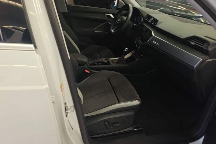 Used Audi Q3 2020 35 TFSI Ambition Dynamic Edition Right Front Seat