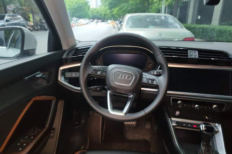 Used Audi Q3 2020 35 TFSI Fashionable and Elegant Model Steering Wheel