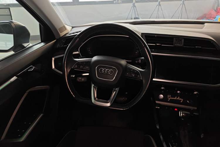Used Audi Q3 2020 40 TFSI Fashion Dynamic Model Steering Wheel