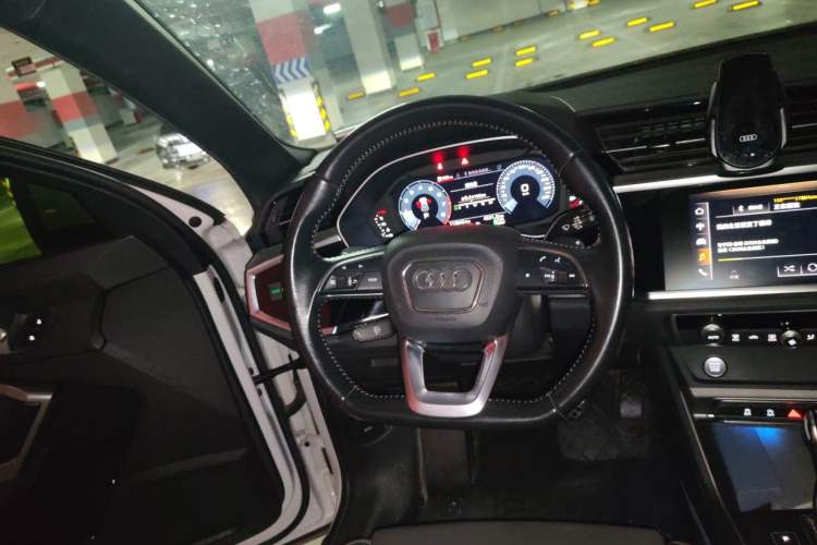 Used Audi Q3 2020 35 TFSI Fashion Dynamic Model Steering Wheel