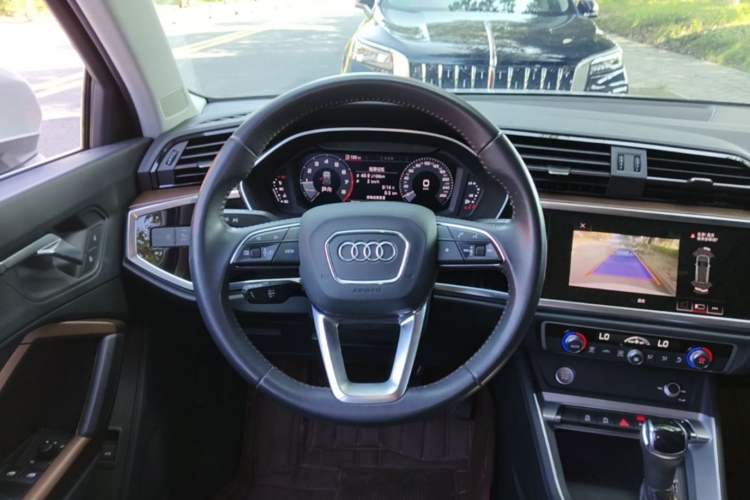 Used Audi Q3 2020 40 TFSI Fashionable and Elegant Model Steering Wheel