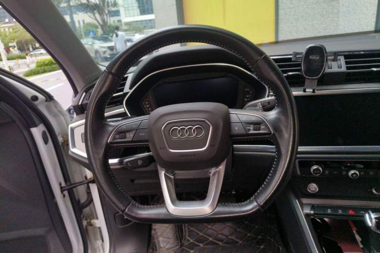 Used Audi Q3 2020 35 TFSI Fashion Dynamic Model Steering Wheel