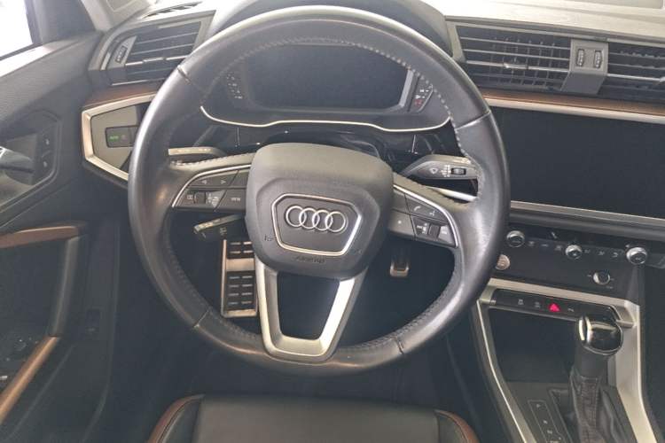 Used Audi Q3 2020 35 TFSI Fashionable and Elegant Model Steering Wheel