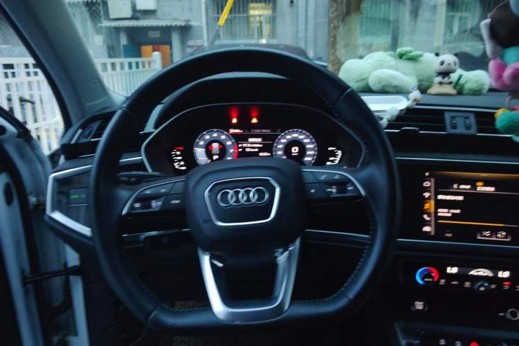 Used Audi Q3 2020 35 TFSI Fashion Dynamic Model Steering Wheel