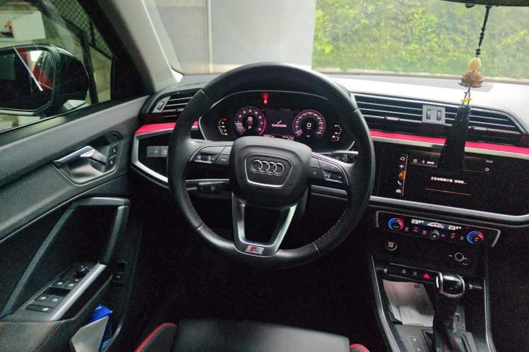 Used Audi Q3 2021 35 TFSI Fashionable and Elegant Model Steering Wheel