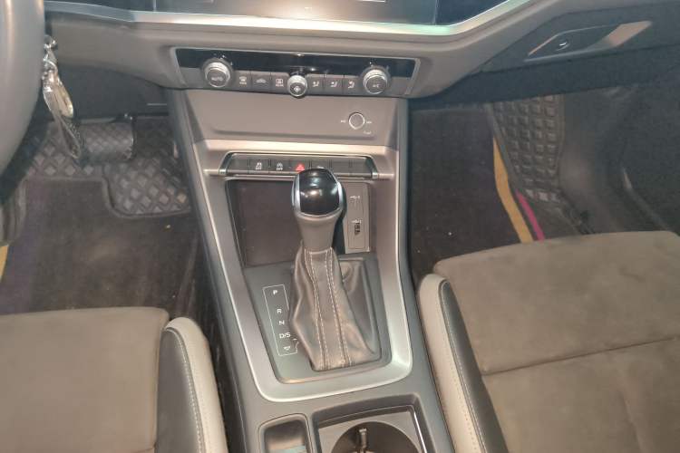 Used Audi Q3 2021 35 TFSI Progressive Dynamic Edition Gear Lever