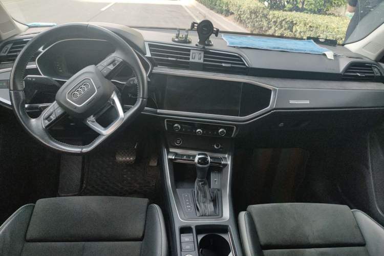 Used Audi Q3 2021 35 TFSI Fashion Dynamic Model Center Console