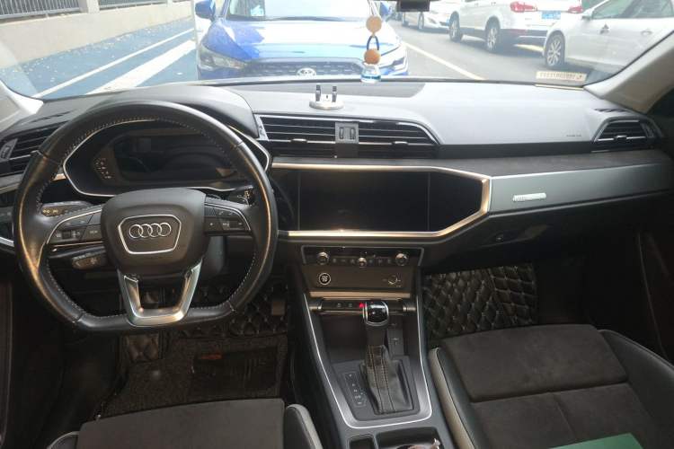 Used Audi Q3 2021 35 TFSI Fashion Dynamic Model Center Console