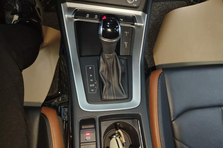 Used Audi Q3 2021 35 TFSI Fashionable and Elegant Model Gear Lever