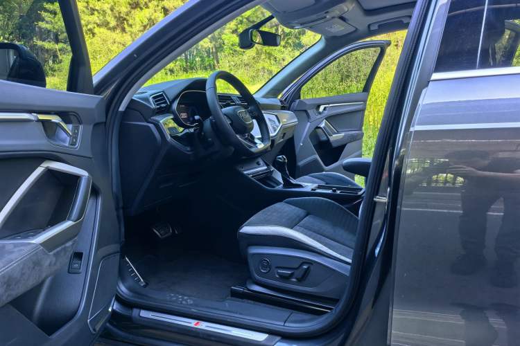 Used Audi Q3 2021 45 TFSI quattro Fashion Dynamic Model Interior 4