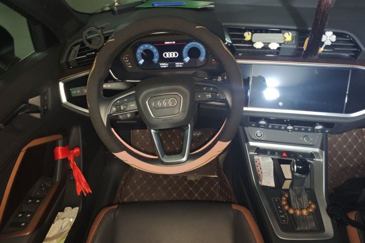 Used Audi Q3 2021 35 TFSI Fashionable and Elegant Model Steering Wheel