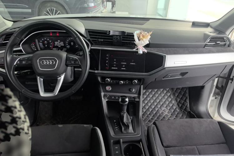 Used Audi Q3 2021 35 TFSI Progressive Dynamic Edition Center Console