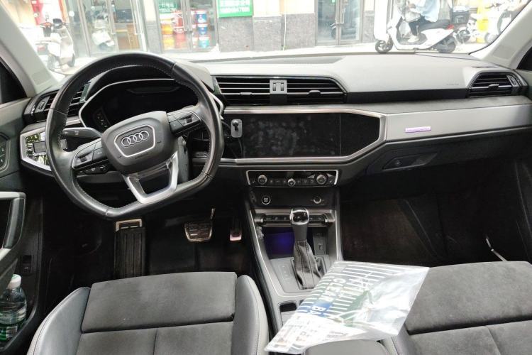 Used Audi Q3 2021 45 TFSI quattro Luxury Dynamic Model Center Console