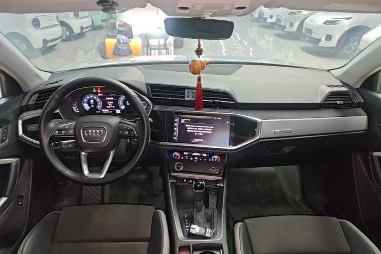 Used Audi Q3 2021 35 TFSI Progressive Dynamic Edition Center Console