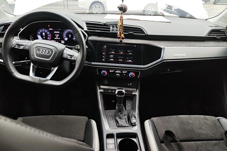 Used Audi Q3 2021 35 TFSI Fashion Dynamic Model Center Console