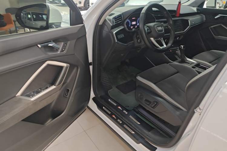 Used Audi Q3 2021 35 TFSI Progressive Dynamic Edition Driver Seat