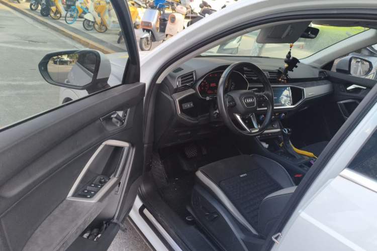 Used Audi Q3 2021 35 TFSI Progressive Dynamic Edition Driver Seat