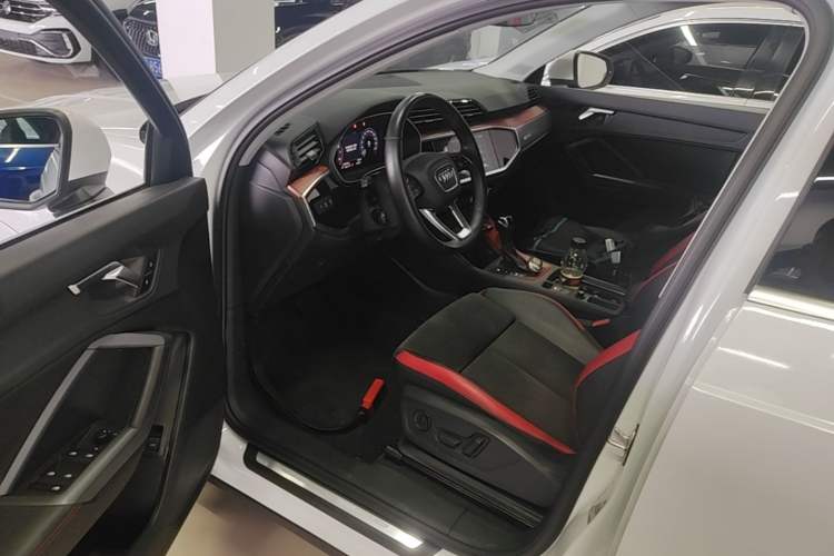 Used Audi Q3 2021 35 TFSI Progressive Dynamic Edition Driver Seat