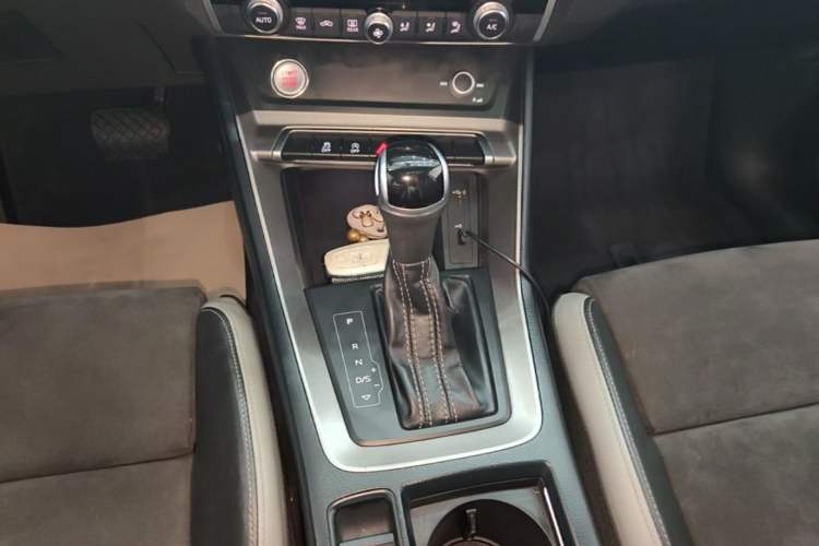 Used Audi Q3 2021 35 TFSI Progressive Dynamic Edition Gear Lever
