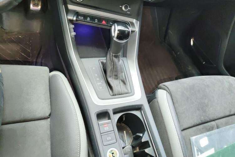 Used Audi Q3 2021 45 TFSI quattro Luxury Dynamic Model Gear Lever