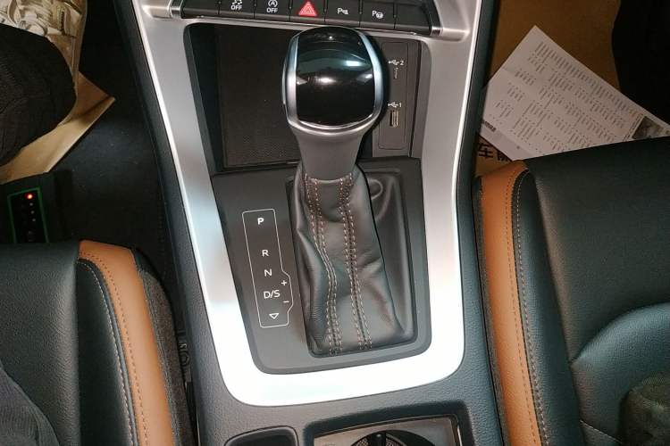 Used Audi Q3 2021 35 TFSI Fashionable and Elegant Model Gear Lever