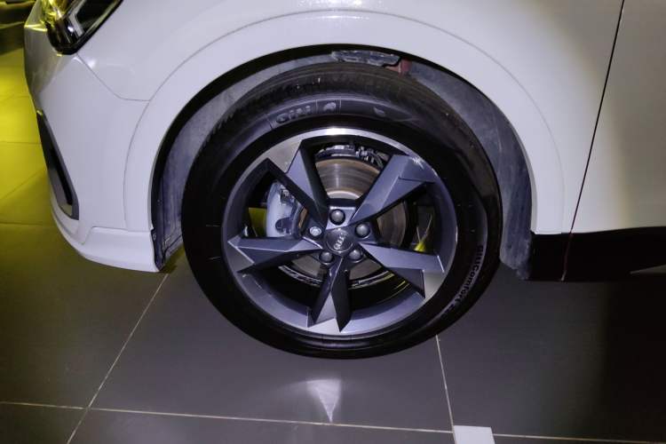 Used Audi Q3 2021 35 TFSI Fashion Dynamic Model Left Front Wheel Hub