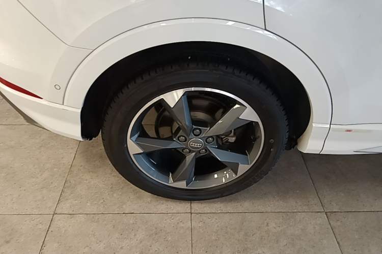 Used Audi Q3 2021 35 TFSI Fashion Dynamic Model Right Rear Wheel Hub
