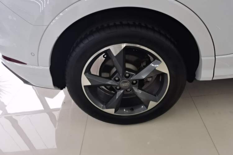 Used Audi Q3 2021 35 TFSI Fashion Dynamic Model Right Rear Wheel Hub
