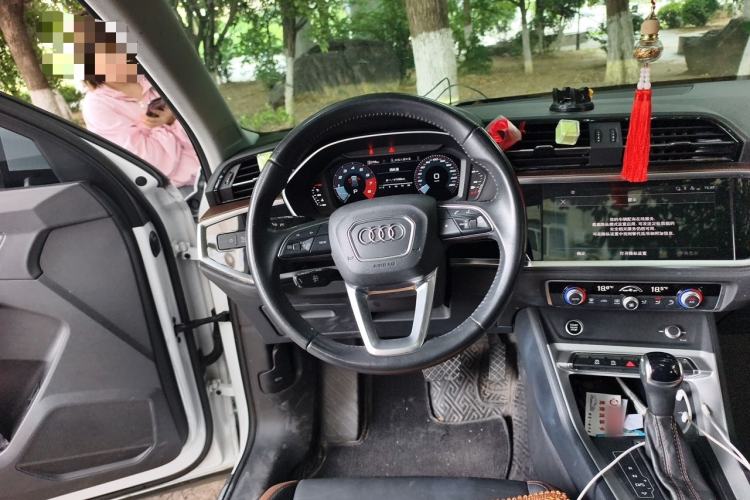 Used Audi Q3 2021 35 TFSI Fashionable and Elegant Model Steering Wheel