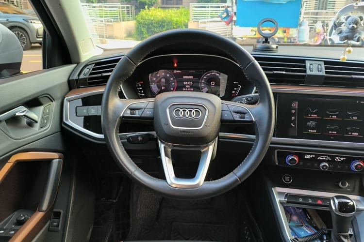 Used Audi Q3 2021 35 TFSI Fashionable and Elegant Model Steering Wheel