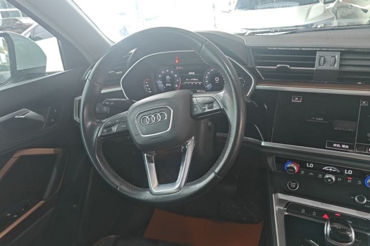 Used Audi Q3 2021 35 TFSI Fashionable and Elegant Model Steering Wheel