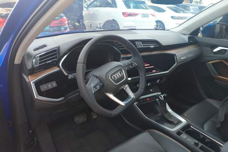 Used Audi Q3 2022 35 TFSI Fashionable and Elegant Model Center Console