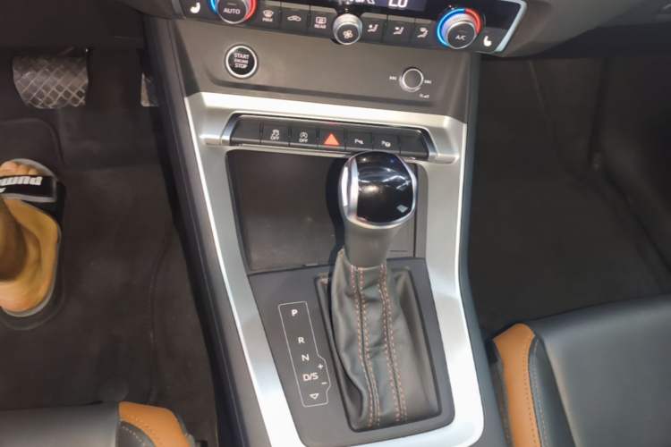 Used Audi Q3 2022 35 TFSI Fashionable and Elegant Model Gear Lever