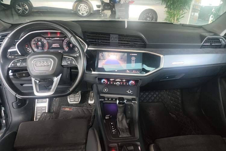 Used Audi Q3 2022 40 TFSI Fashion Dynamic Model Center Console