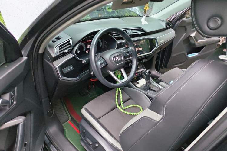 Used Audi Q3 2022 35 TFSI Progressive Dynamic Edition Center Console