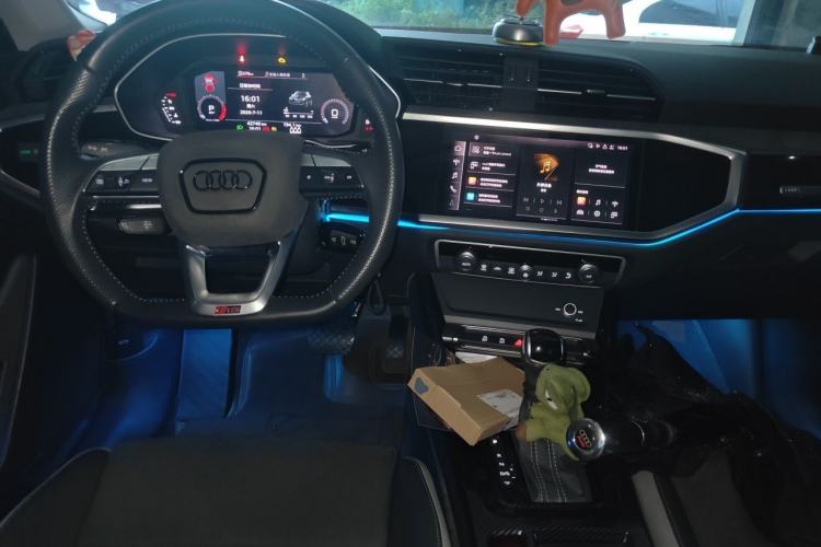 Used Audi Q3 2022 35 TFSI Progressive Dynamic Edition Center Console