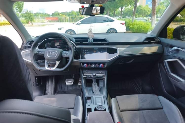 Used Audi Q3 2022 35 TFSI Fashion Dynamic Model Center Console