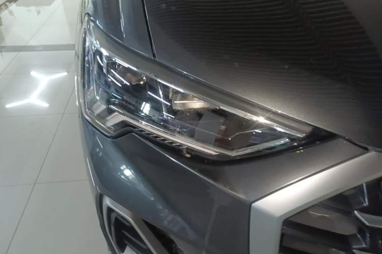 Used Audi Q3 2022 45 TFSI quattro Fashion Dynamic Model Right Front Headlight