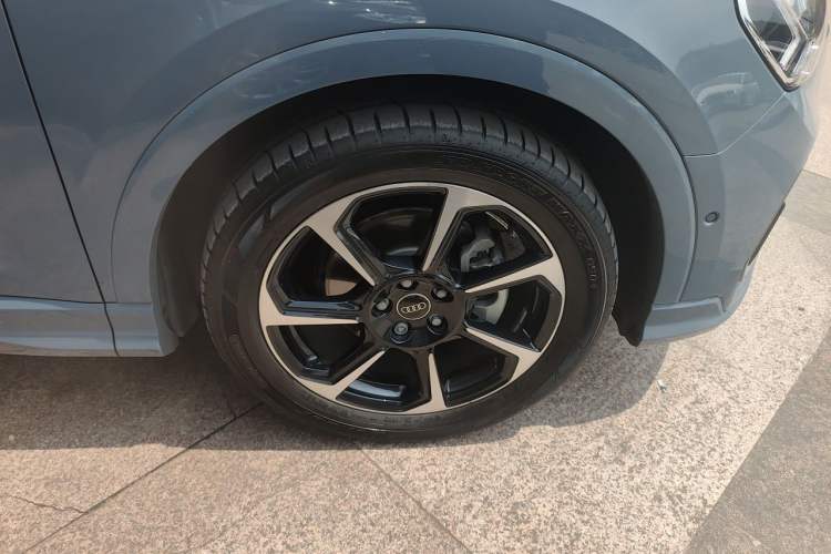 Used Audi Q3 2022 40 TFSI RS Package Performance Model Right Front Wheel Hub