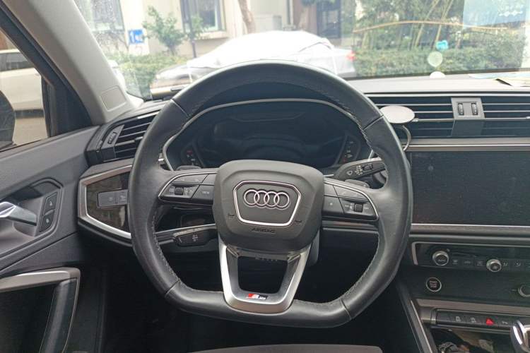 Used Audi Q3 2022 35 TFSI Fashion Dynamic Model Steering Wheel