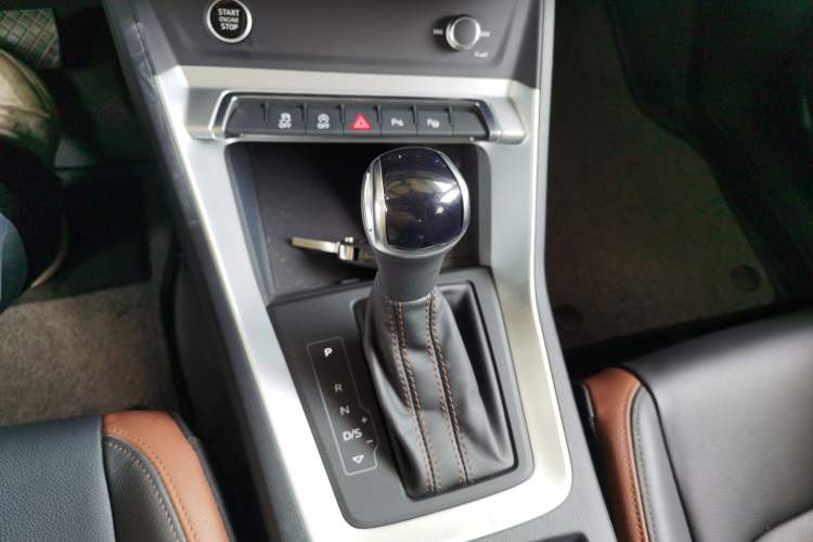 Used Audi Q3 2022 35 TFSI Fashionable and Elegant Model Gear Lever