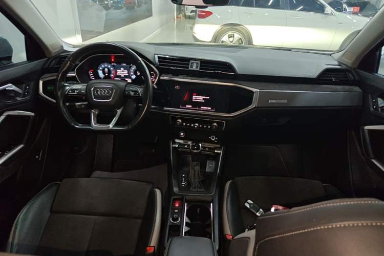 Used Audi Q3 2022 35 TFSI Fashion Dynamic Model Center Console