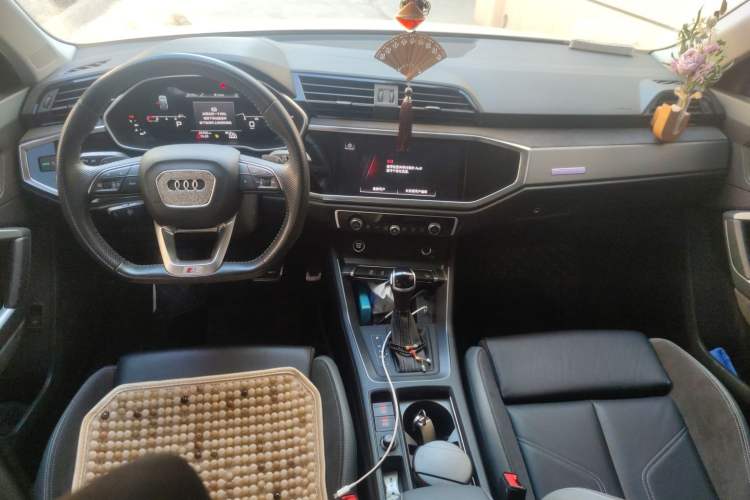 Used Audi Q3 2022 45 TFSI quattro Fashion Dynamic Model Center Console