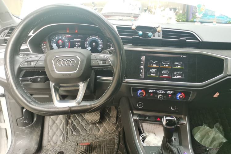 Used Audi Q3 2022 35 TFSI Fashion Dynamic Model Center Console