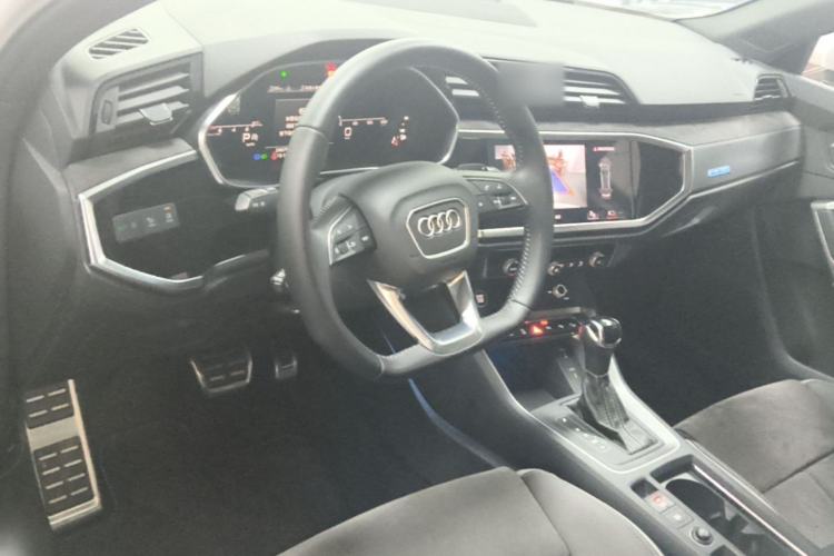 Used Audi Q3 2022 45 TFSI quattro Fashion Dynamic Model Center Console